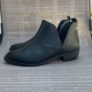 Universal Threads black bootie